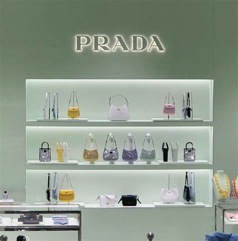 prada bijenkorf rotterdam|Amsterdam Dam, 1 .